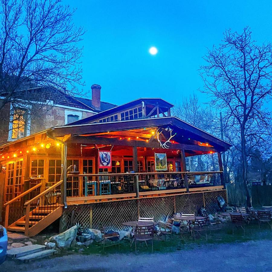 Cliff House Lodge And Hot Tub Cottages Моррисон Экстерьер фото