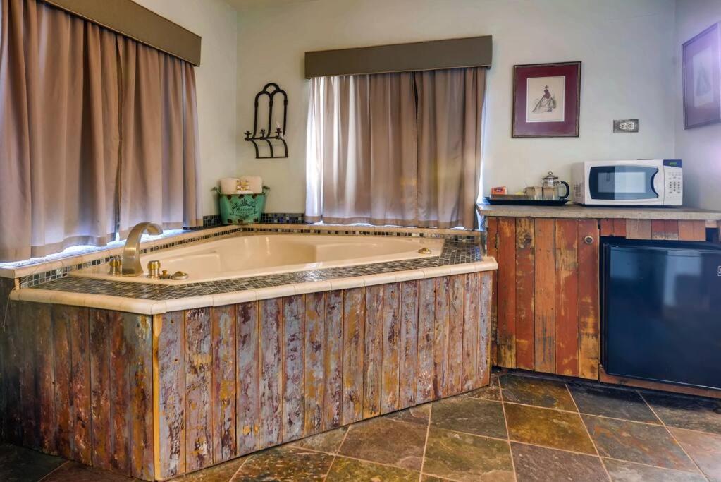Cliff House Lodge And Hot Tub Cottages Моррисон Экстерьер фото