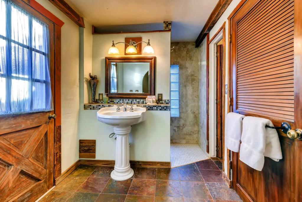 Cliff House Lodge And Hot Tub Cottages Моррисон Экстерьер фото