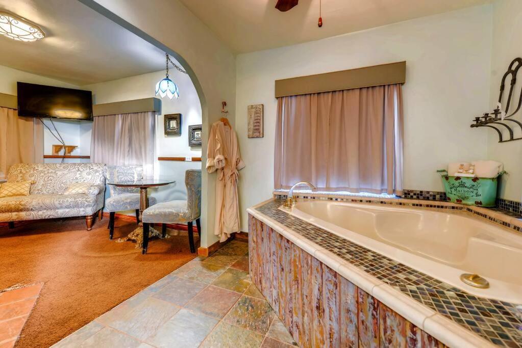 Cliff House Lodge And Hot Tub Cottages Моррисон Экстерьер фото