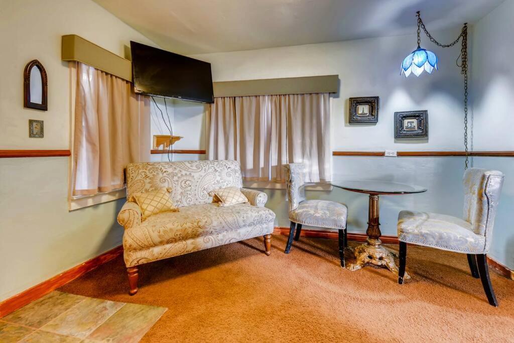 Cliff House Lodge And Hot Tub Cottages Моррисон Экстерьер фото