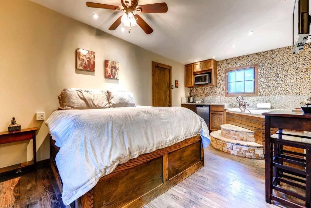 Cliff House Lodge And Hot Tub Cottages Моррисон Экстерьер фото