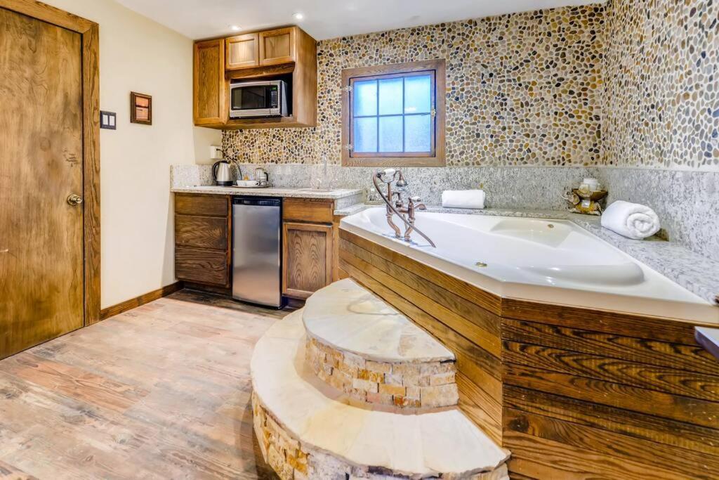 Cliff House Lodge And Hot Tub Cottages Моррисон Экстерьер фото