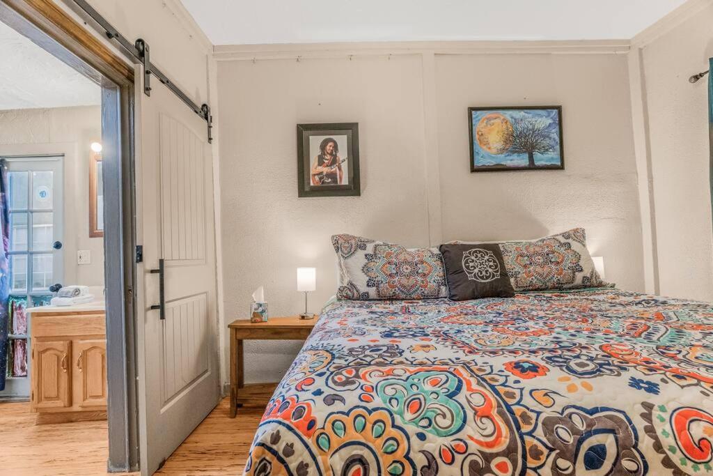 Cliff House Lodge And Hot Tub Cottages Моррисон Экстерьер фото