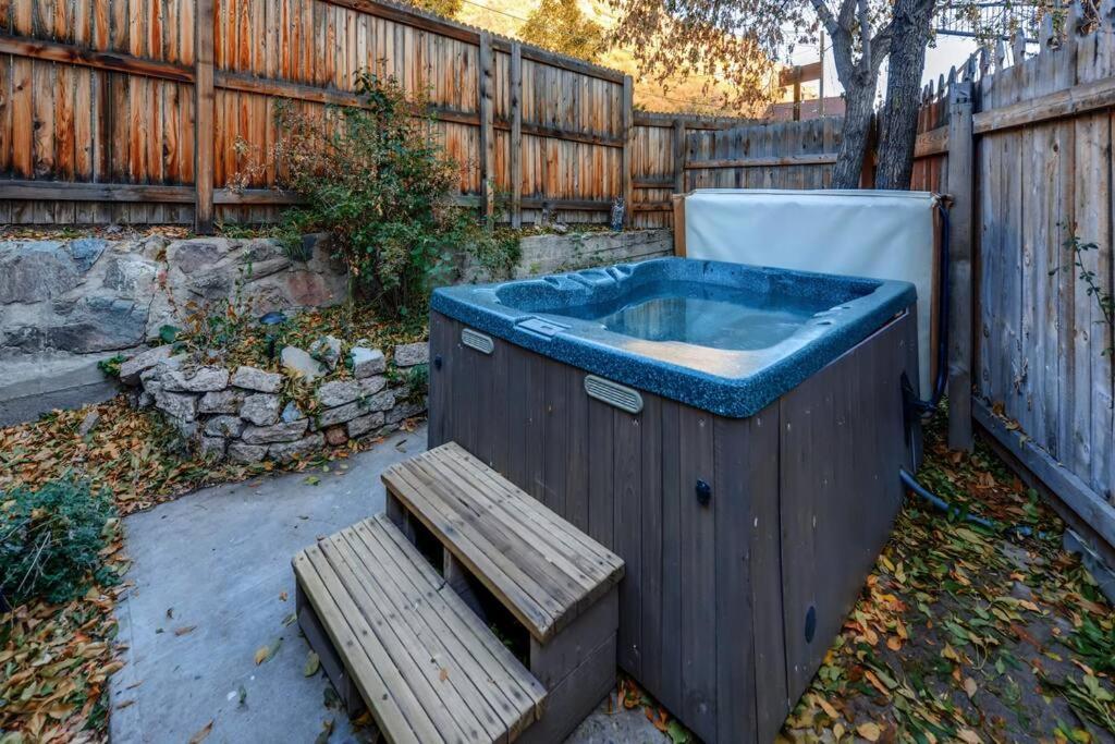 Cliff House Lodge And Hot Tub Cottages Моррисон Экстерьер фото