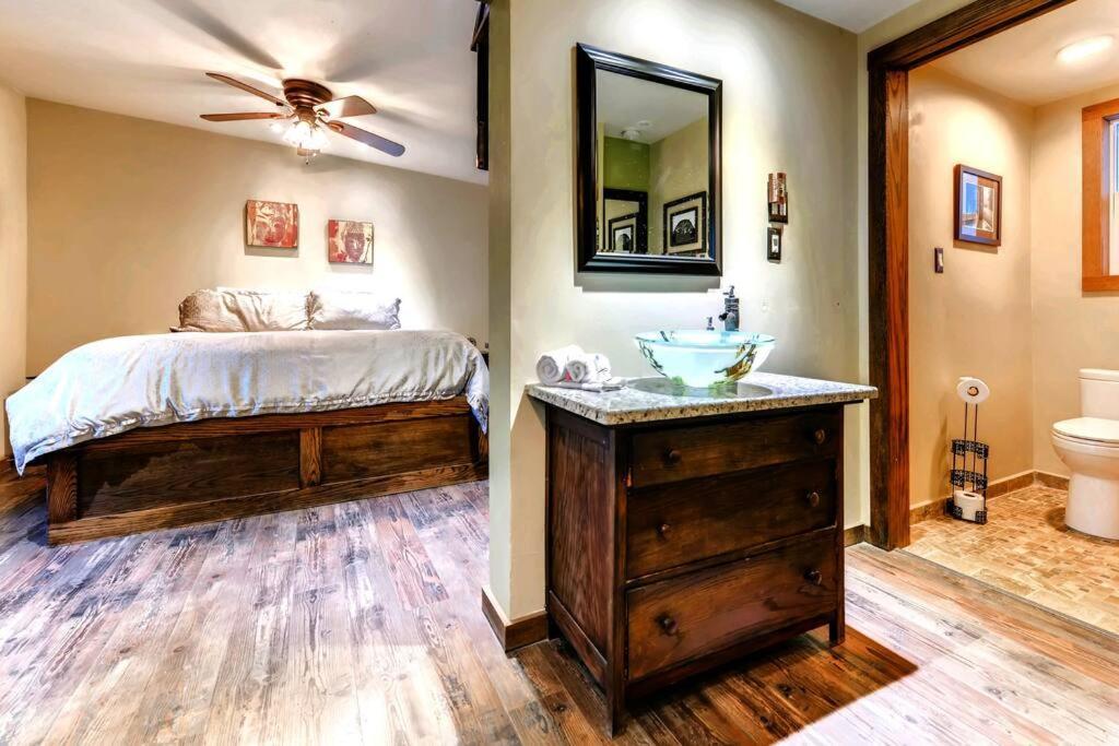 Cliff House Lodge And Hot Tub Cottages Моррисон Экстерьер фото