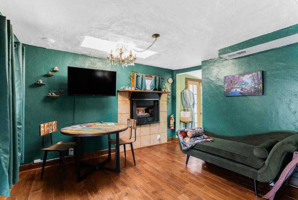 Cliff House Lodge And Hot Tub Cottages Моррисон Экстерьер фото