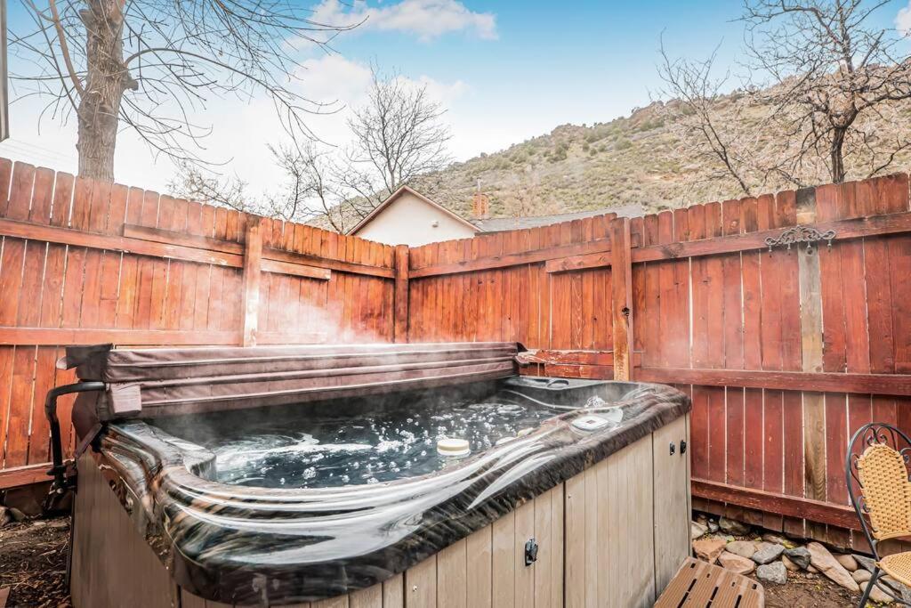 Cliff House Lodge And Hot Tub Cottages Моррисон Экстерьер фото