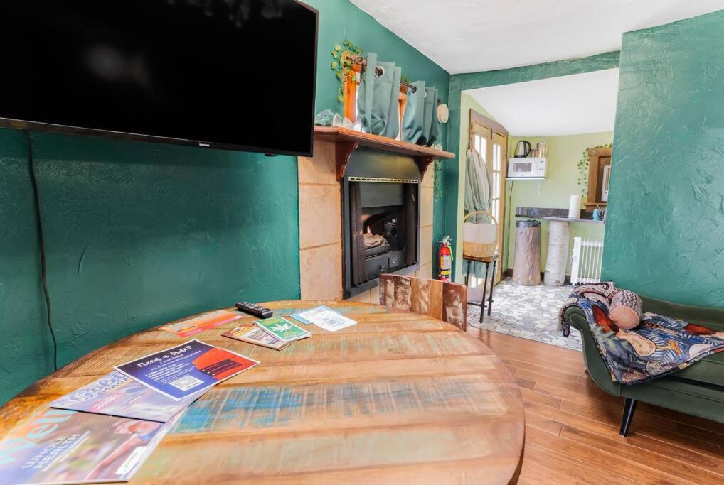 Cliff House Lodge And Hot Tub Cottages Моррисон Экстерьер фото