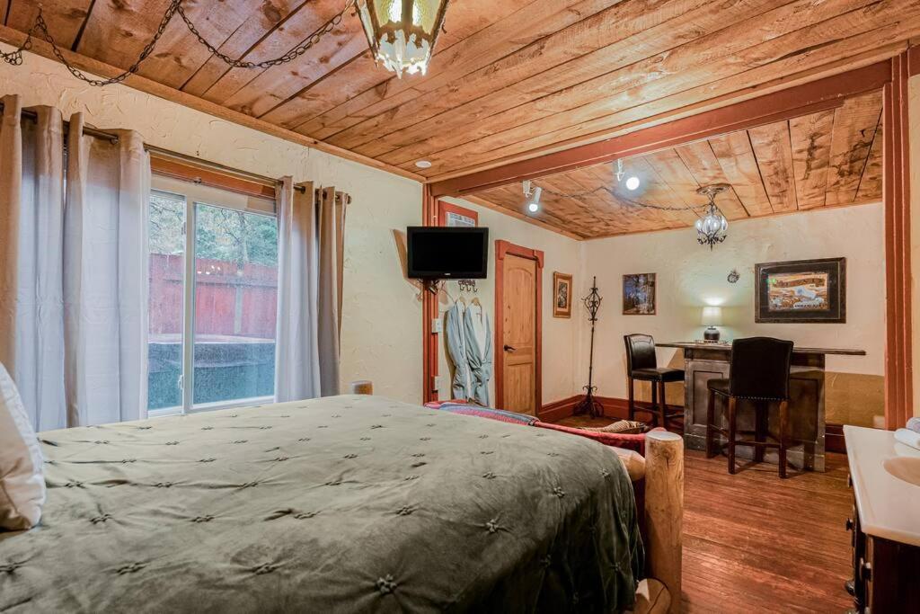 Cliff House Lodge And Hot Tub Cottages Моррисон Экстерьер фото