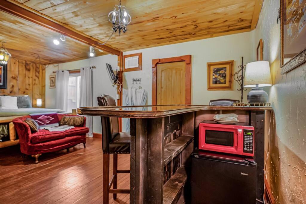 Cliff House Lodge And Hot Tub Cottages Моррисон Экстерьер фото