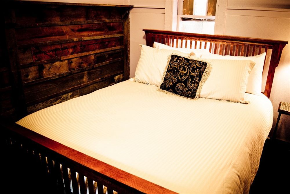 Cliff House Lodge And Hot Tub Cottages Моррисон Экстерьер фото