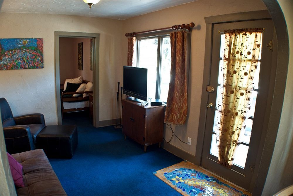 Cliff House Lodge And Hot Tub Cottages Моррисон Экстерьер фото