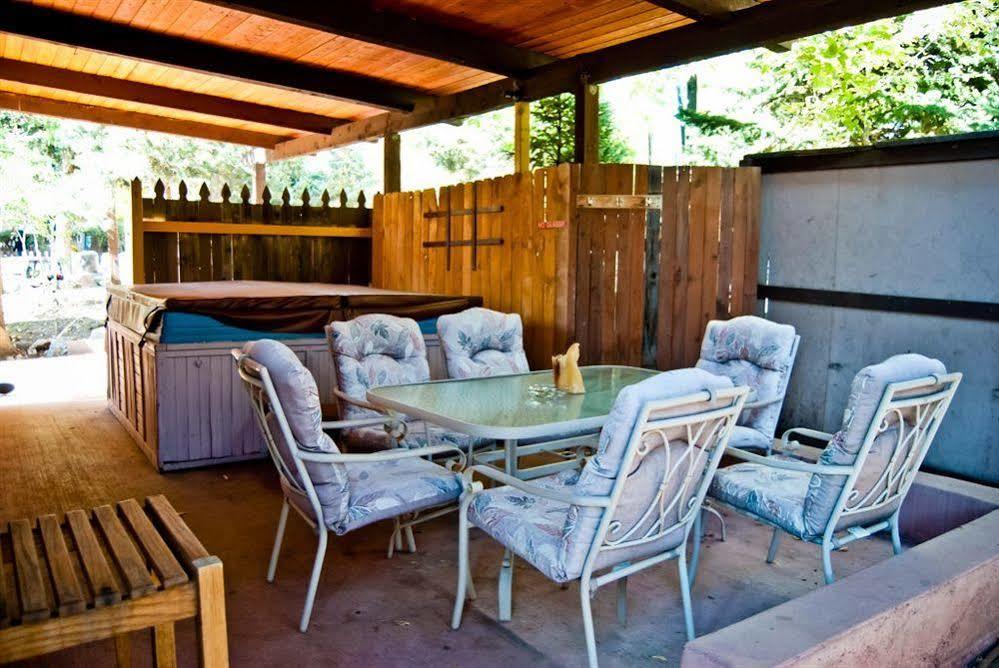 Cliff House Lodge And Hot Tub Cottages Моррисон Экстерьер фото
